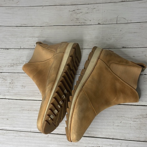 Sorel Harlow Waterproof Distressed Leather Butterscotch Chelsea Ankle Booties - Picture 6 of 10